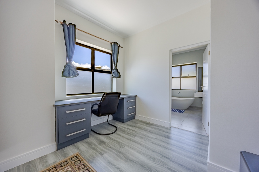 4 Bedroom Property for Sale in Crofters Valley Western Cape